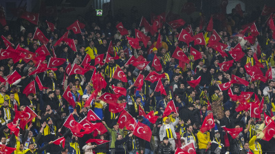 Kadıköy Kırmızı-Beyaz: Fenerbahçe tribünleri Türk bayrağı açtı!