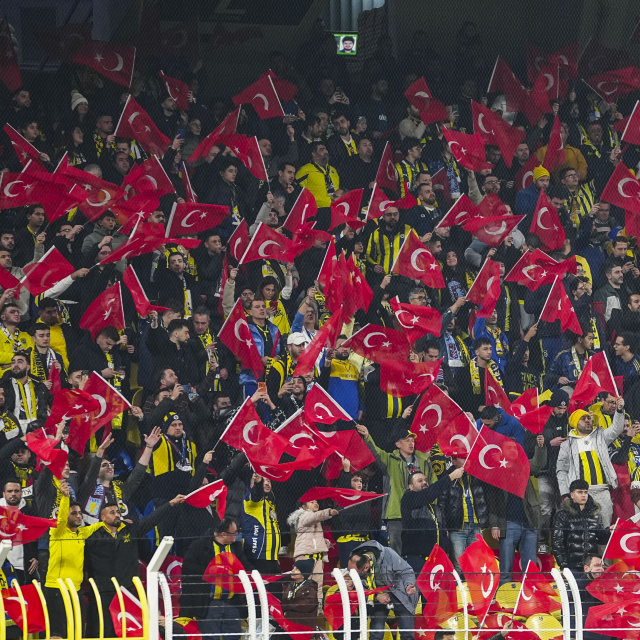 Kadıköy Kırmızı-Beyaz: Fenerbahçe tribünleri Türk bayrağı açtı!