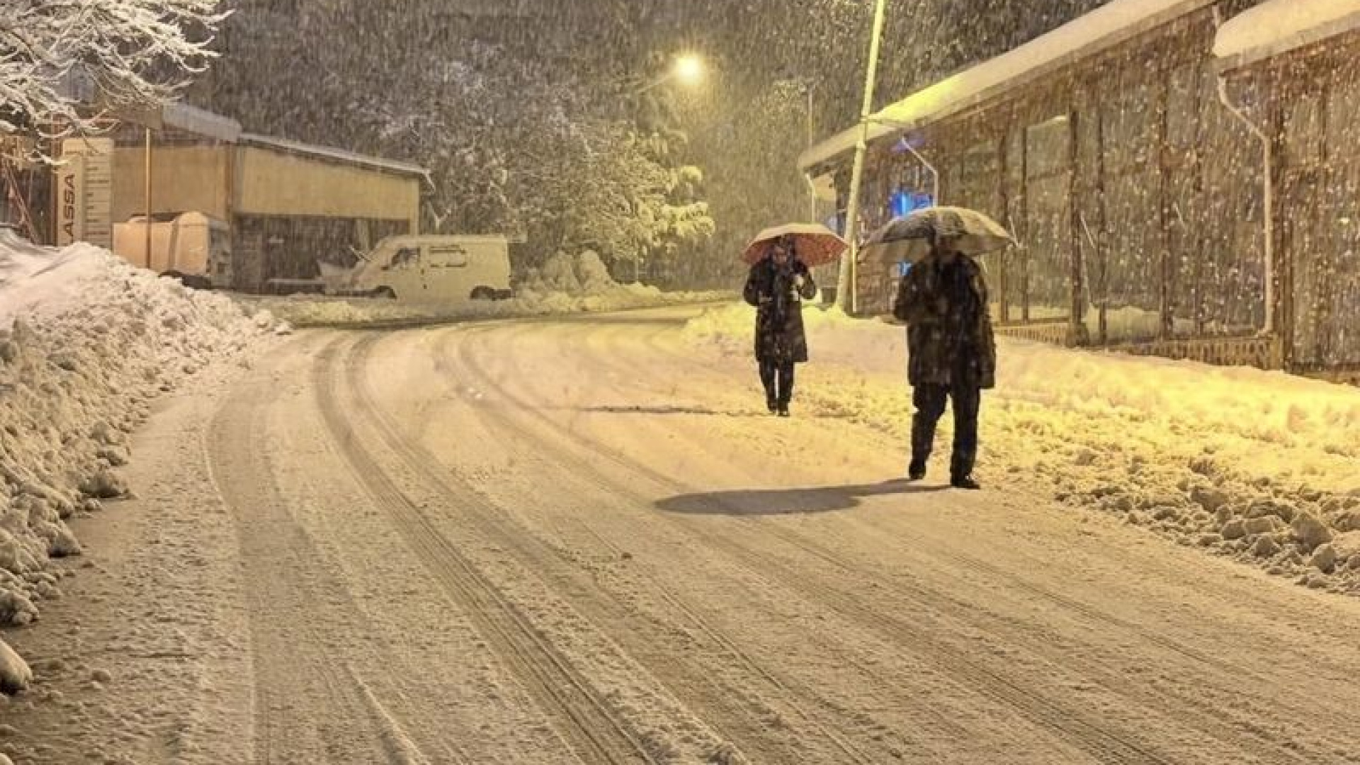 Malatya'da Kar Yağışı Nedeniyle Motosiklet Trafiği Yasaklandı, Kamu Personeline İzin