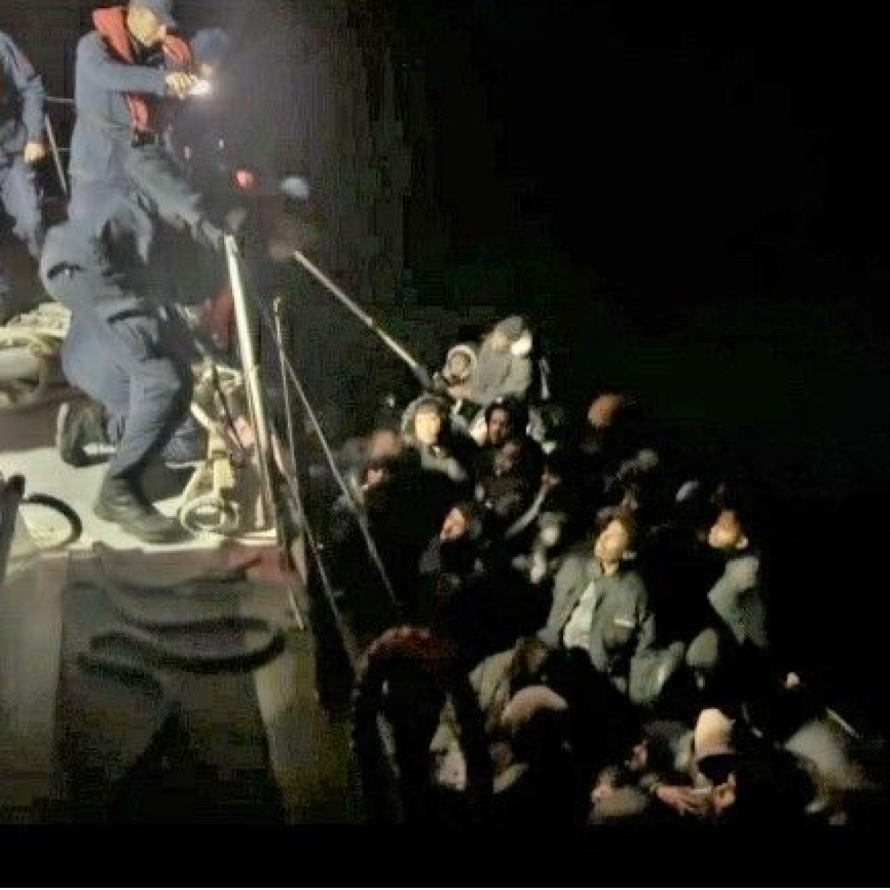 İzmir açıklarında 43 düzensiz göçmen yakalandı