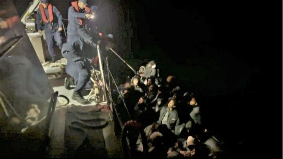 İzmir açıklarında 43 düzensiz göçmen yakalandı