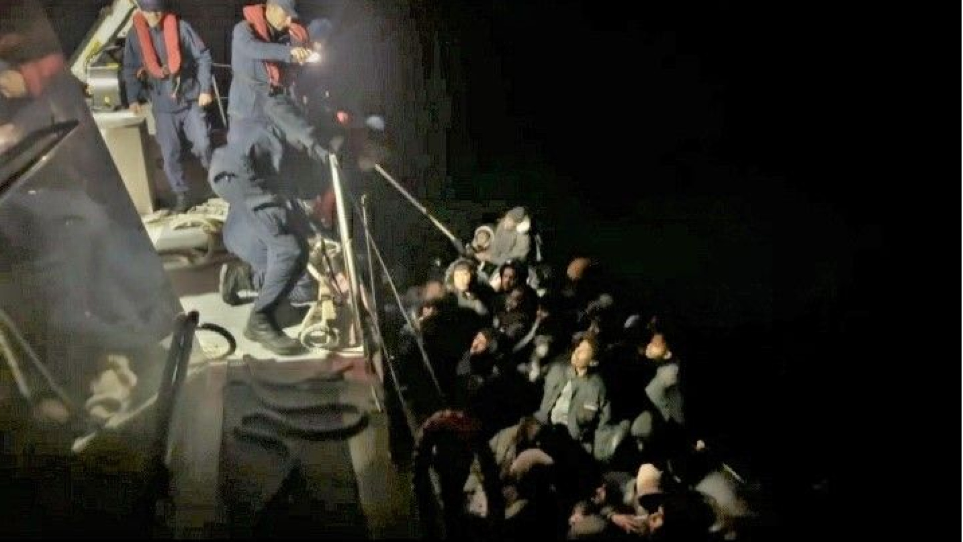İzmir Açıklarında 43 Düzensiz Göçmen Sahil Güvenlik Tarafından Yakalandı