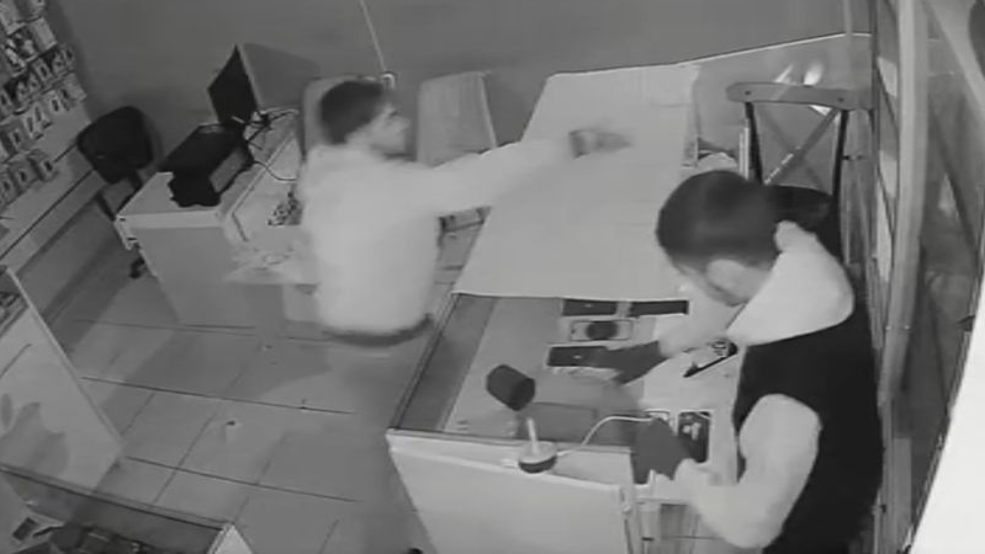 Iğdır'da İş Yerinden 30 Saniyede Cep Telefonu Hırsızlığı: Güvenlik Kamerasına Yansıdı