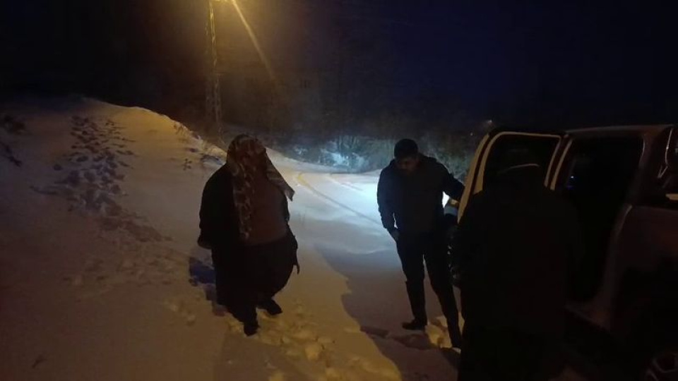 Kar nedeniyle mahsur kalan vatandaşlar kurtarıldı