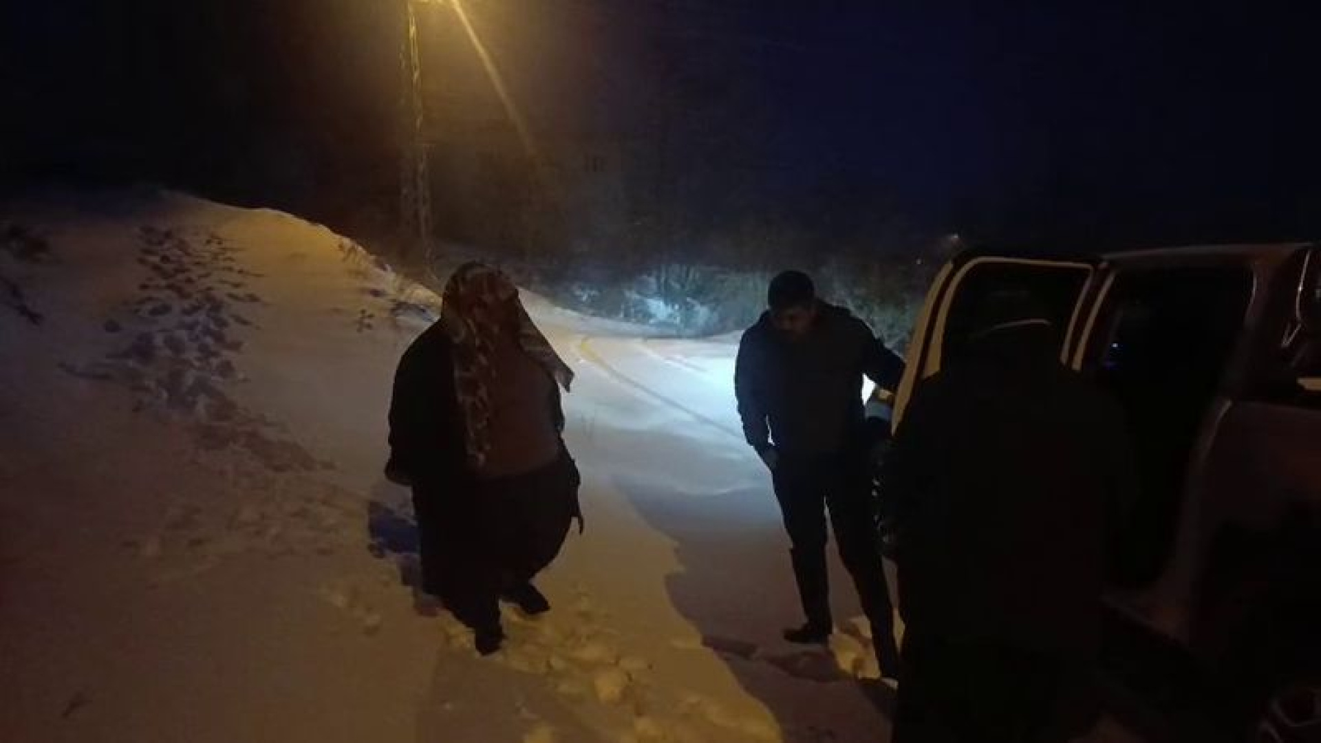 Osmaniye'de Kar Yağışı Nedeniyle Mahsur Kalan Vatandaşlar Kurtarıldı