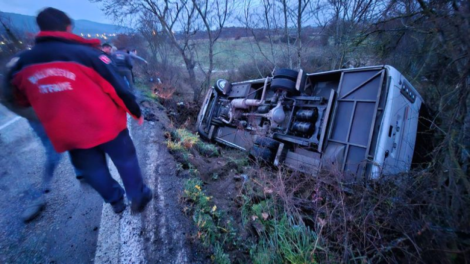 İşçileri taşıyan midibüs devrildi: 16 yaralı