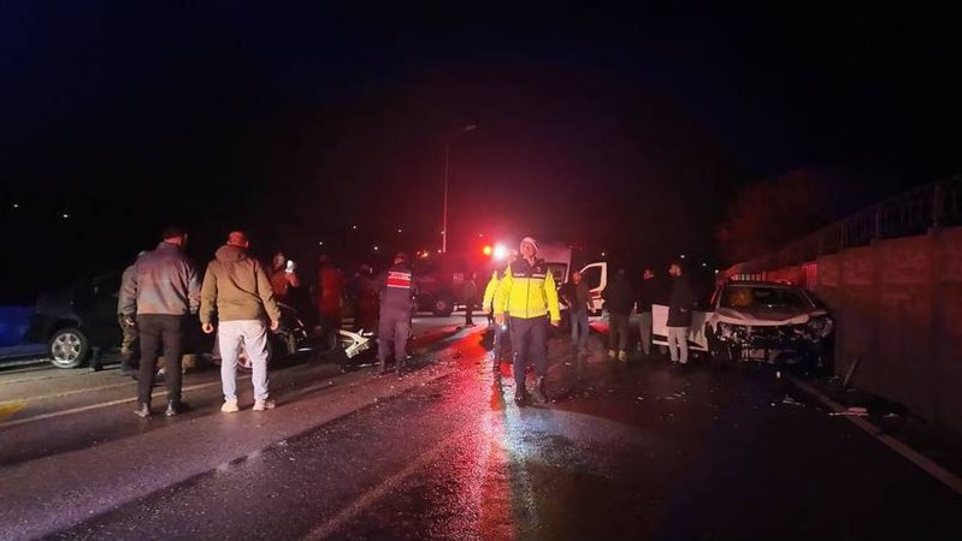 İzmir Foça'da İki Otomobil Kafa Kafaya Çarpıştı: 2'si Ağır 6 Yaralı