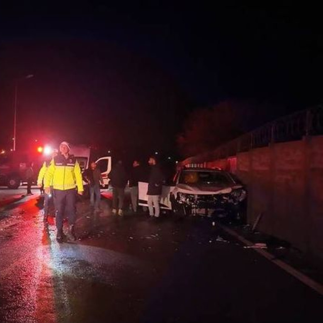 İki otomobil kafa kafaya çarpıştı: 2'si ağır 6 yaralı
