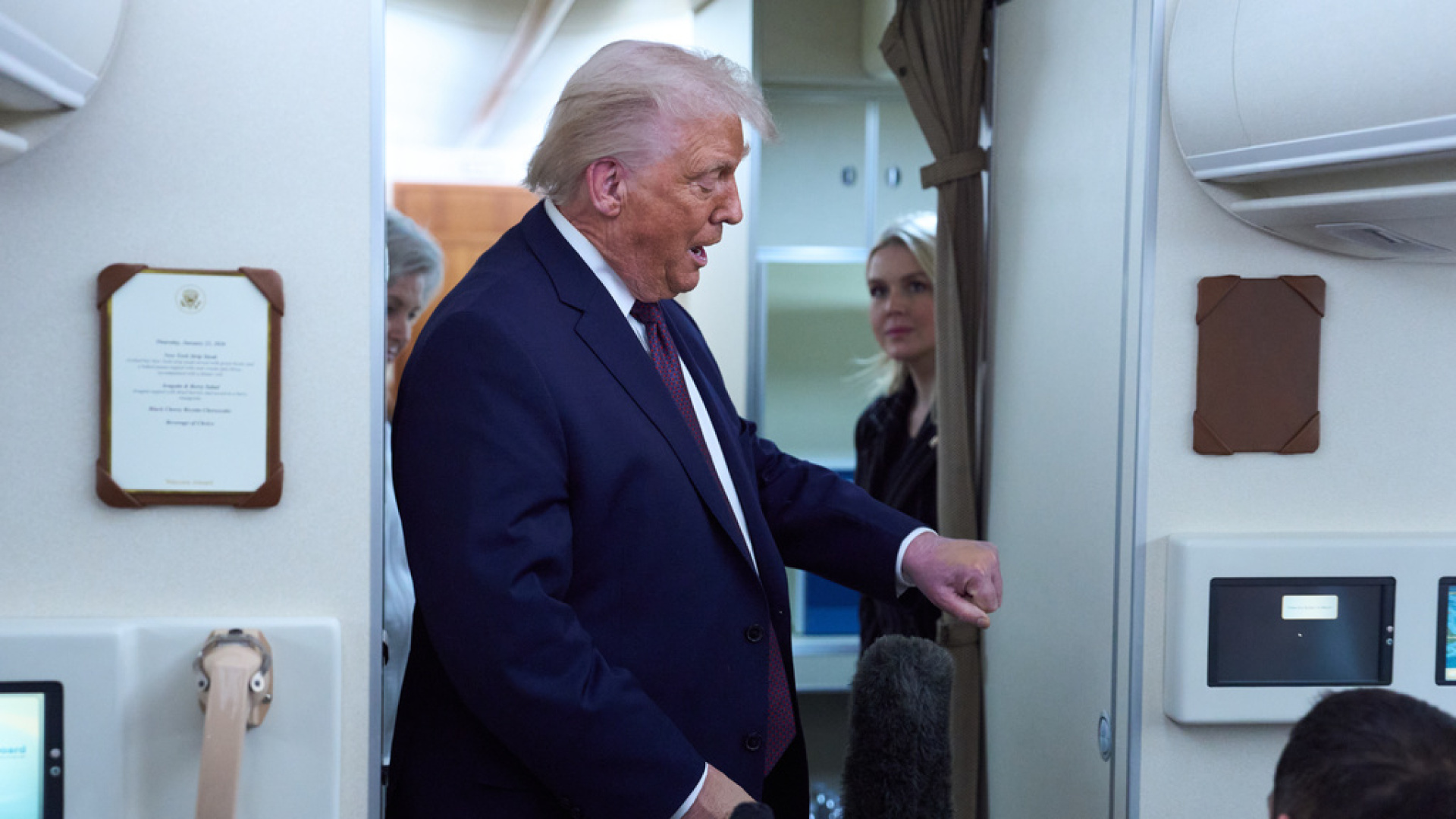 Trump Elindeki Morluğun Nedenini Açıkladı: Aspirin ve Davos'taki Kaza