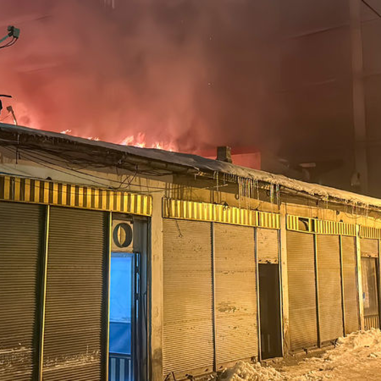 Van'da korkutan yangın: 5 iş yeri yandı