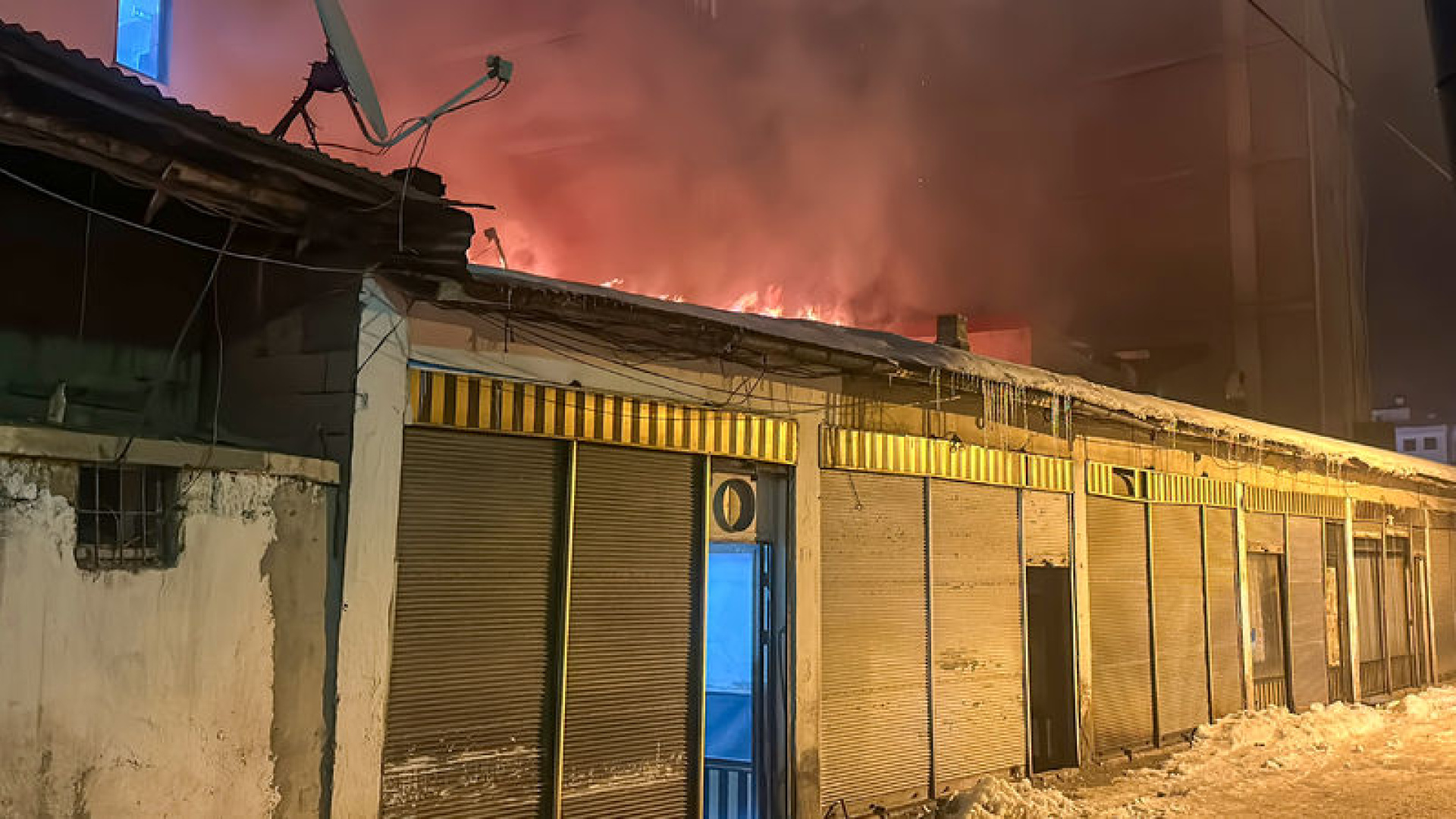 Erciş'te Gece Çıkan Yangında 5 İş Yeri Zarar Gördü: Rüzgarın Etkisiyle Büyüdü