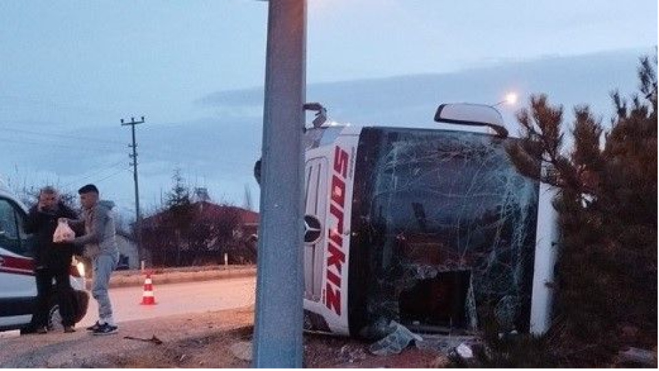 Yolcu otobüsü devrildi: 12 yaralı
