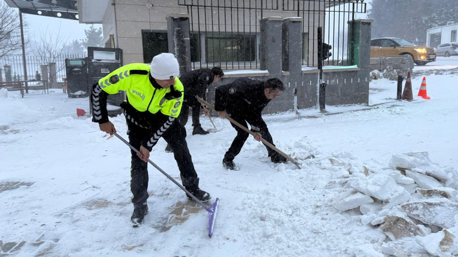 Buz gibi hava da yürekleri ısıttılar! Polisler kar küredi, vatandaşların yolunu açtı | Son dakika haberleri