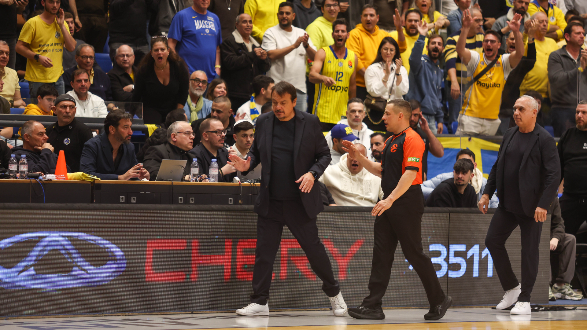 Ergin Ataman'a İsrail'de Çirkin Saldırı: Taraftarlardan Küfürlü Tezahüratlar