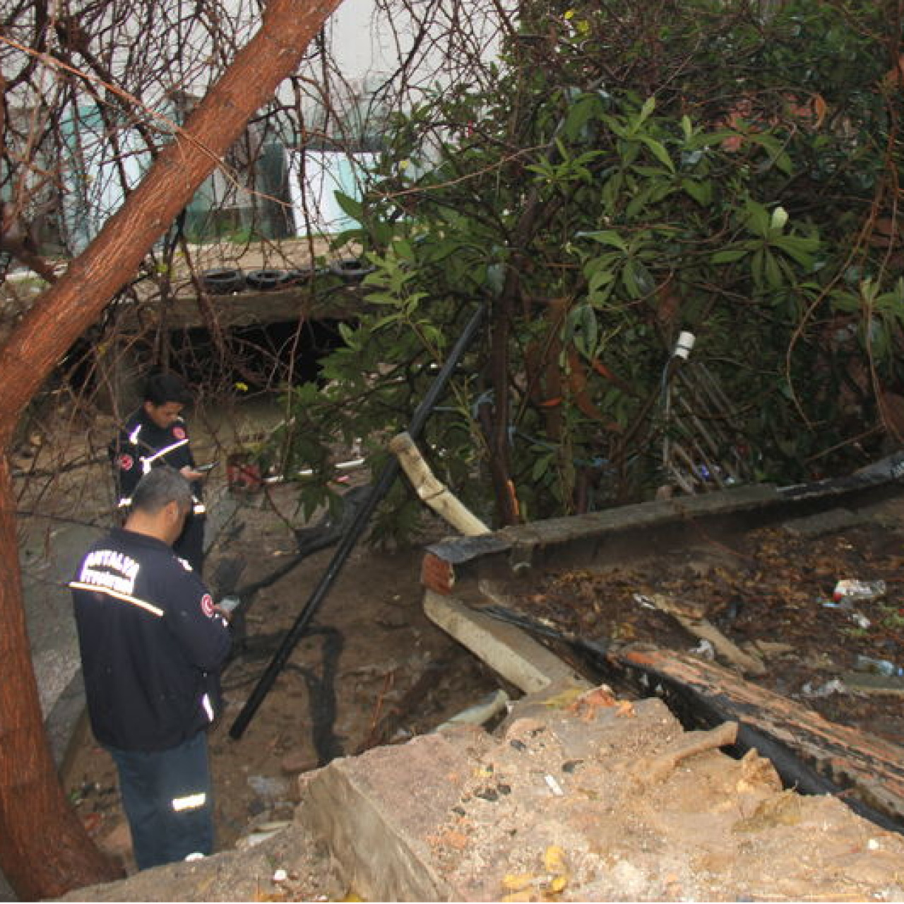 Sağanakta bina çöktü!