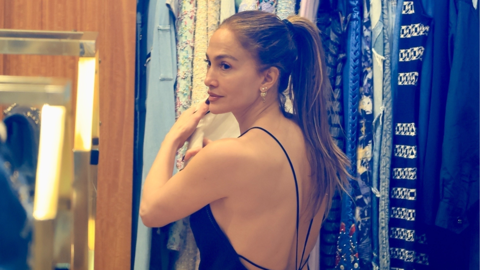 Jennifer Lopez Beverly Hills'te Lüks Vintage Mağazasında İkinci El Alışveriş Yaptı