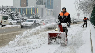 Hayat durdu! Yoğun kar yağışında mahsur kaldılar