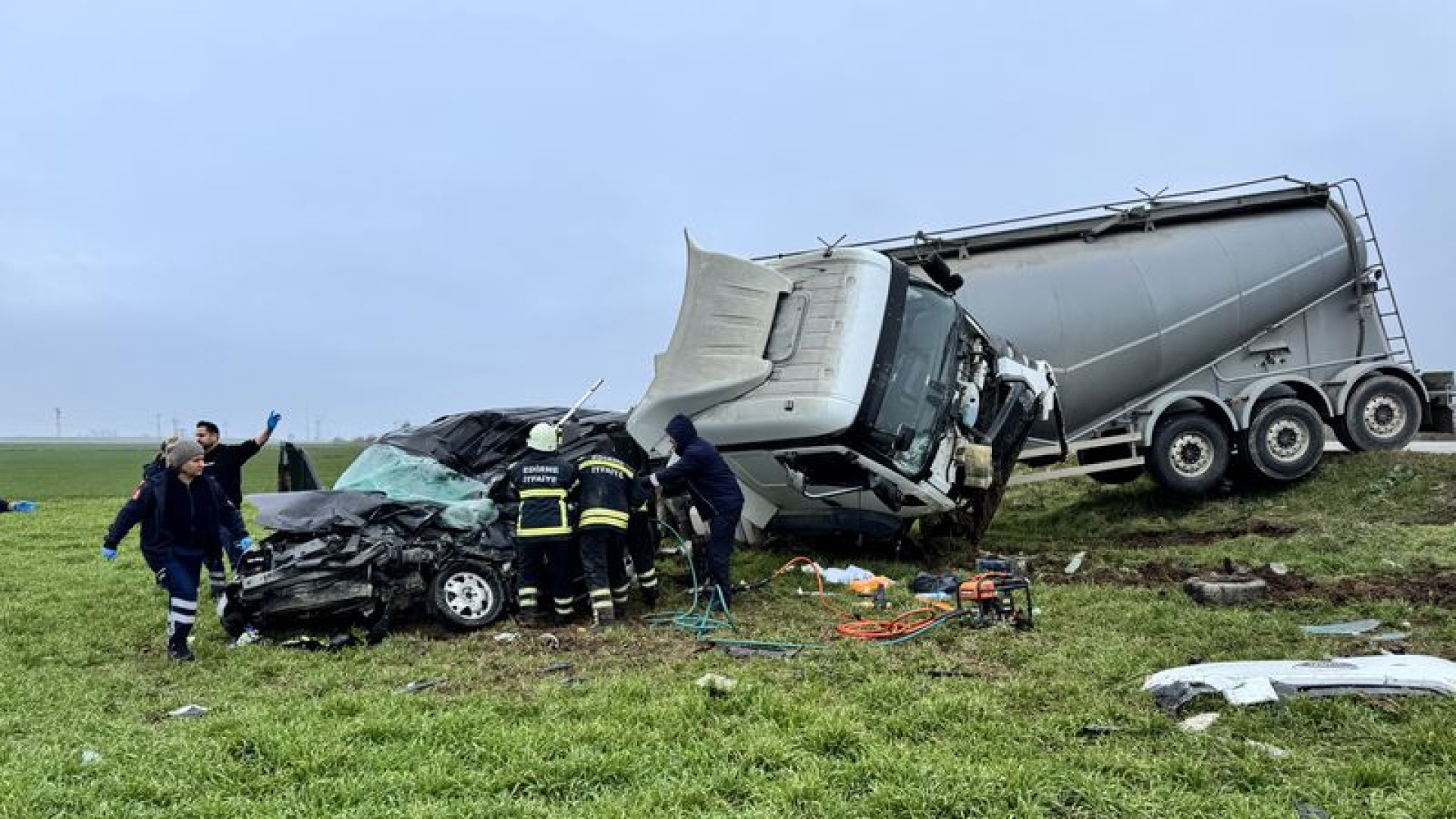 Son dakika: TIR'ın hurdaya çevirdiği otomobilin sürücüsü öldü | Son dakika haberleri