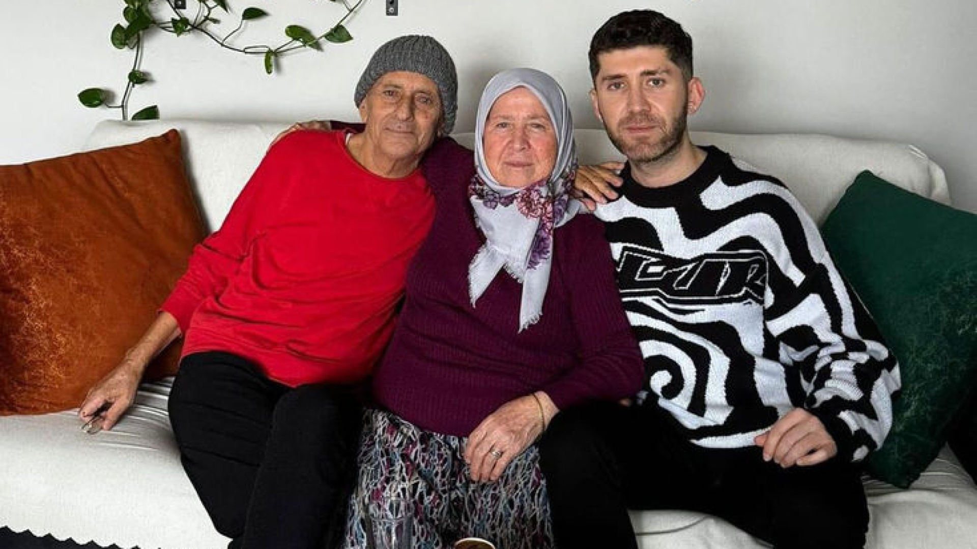 Oğlu cinayete kurban giden anneyi kahreden görüntü! | Son dakika haberleri