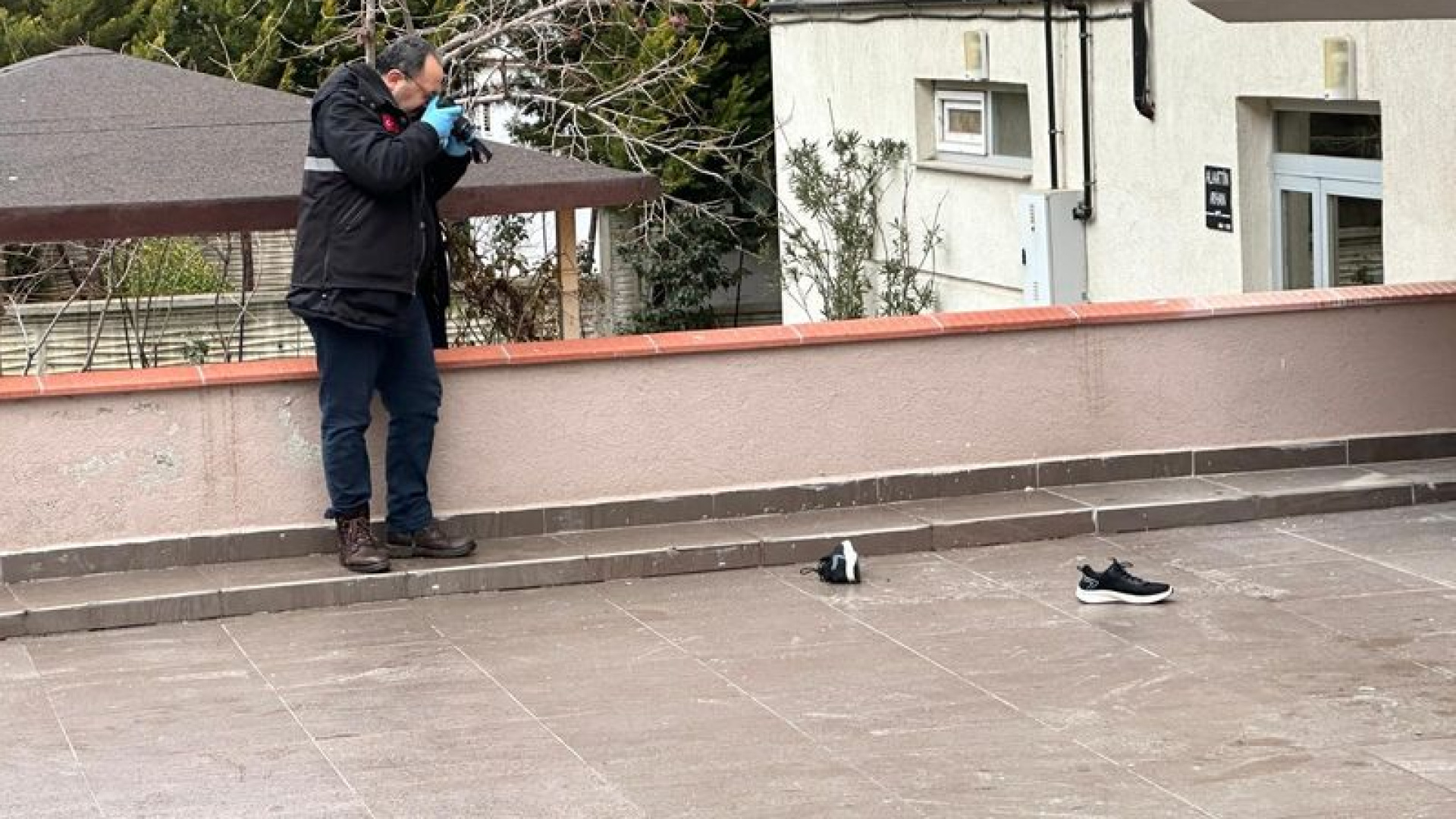 Uşak'ta apartman yöneticisi çatıdan düşerek hayatını kaybetti | Son dakika haberleri