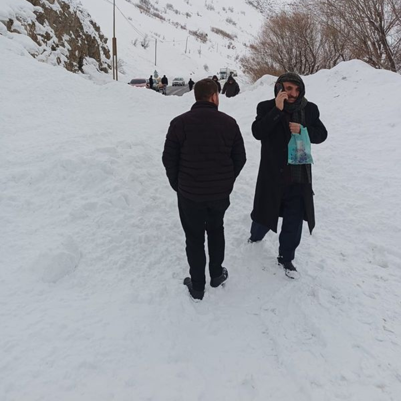 Hakkari- Van karayoluna çığ düştü