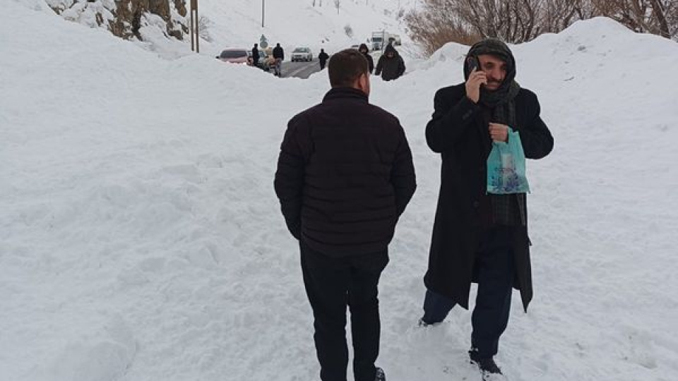 Hakkari- Van karayoluna çığ düştü