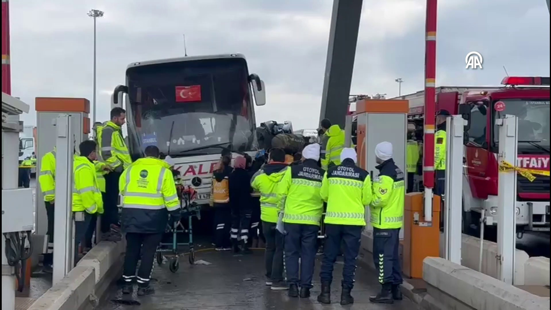Gişelerde inanılmaz kaza! Otobüs çarptı, bir daha çıkamadı! | Son dakika haberleri
