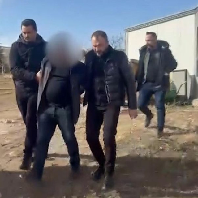 Yakalanmamak için kadın kıyafetleri giyip, sürekli adres değiştirmiş