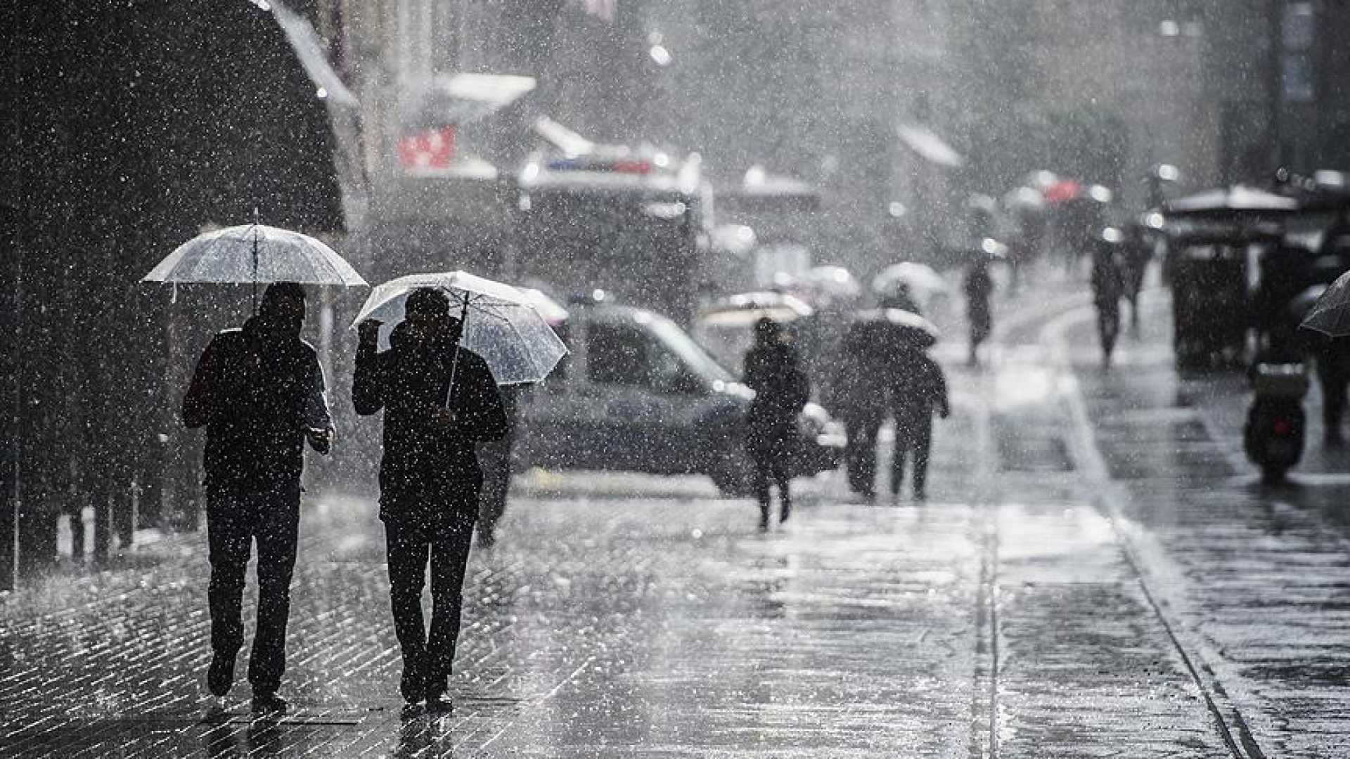 Batı'da Şiddetli Sağanaklar, İç Anadolu'da Kar Yağışları Bekleniyor
