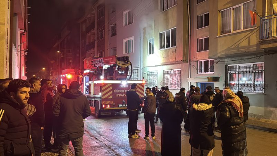 Eskişehir'de 3 katlı binada yangın çıktı