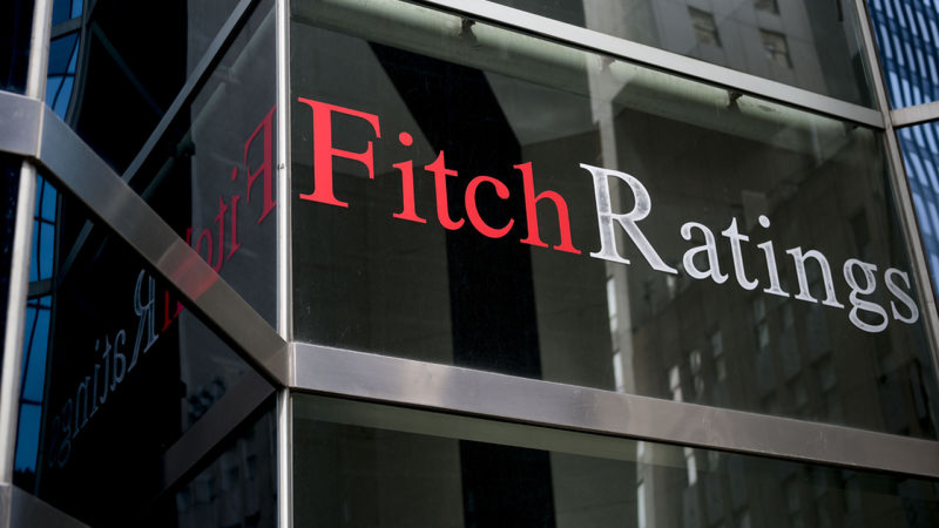 Fitch, Türkiye'nin Kredi Notunu Teyit Etti ve Görünümünü Pozitife Çevirdi