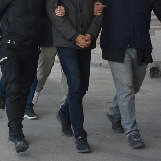 İzmir'de izinsiz yürüyüşe polis müdahalesi: 6 gözaltı