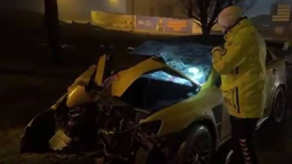 Otomobil elektrik direğine çarptı: 5 yaralı