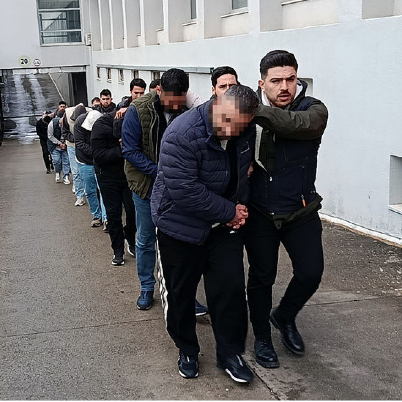 Ayda 50 milyon TL'yi yurt dışına kaçırmışlar!