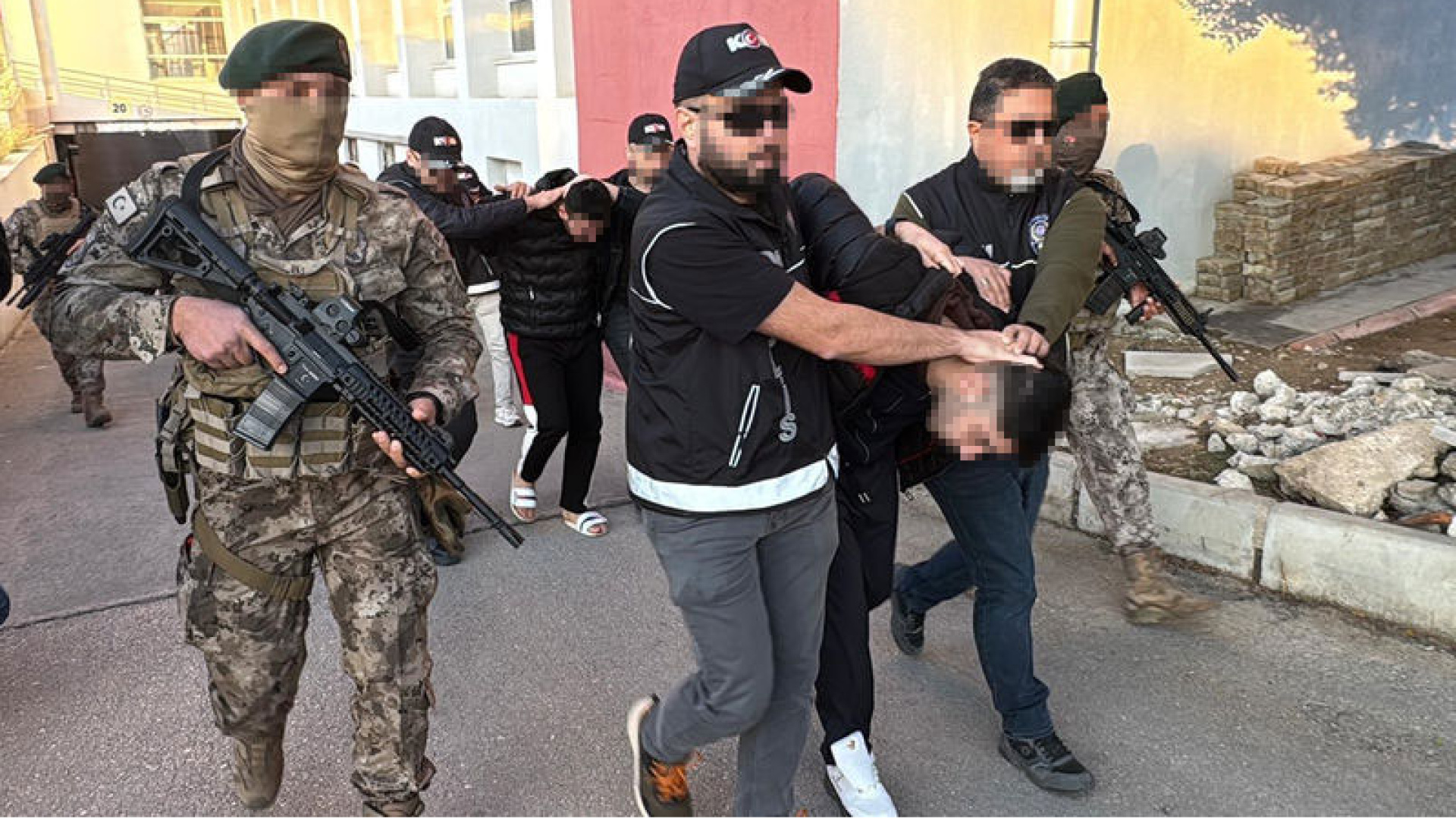 İçişleri Bakanı Yerlikaya: Bayğara Suç Örgütüne Antalya Operasyonunda 15 Şüpheli Yakalandı
