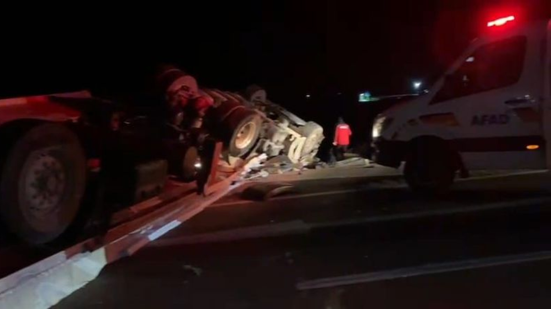 Son dakika: Aksaray'da devrilen tırın sürücüsü hayatını kaybetti | Son dakika haberleri