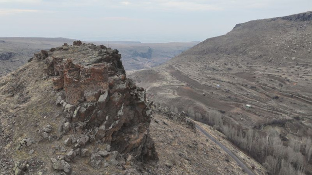 60 metrelik dev kayanın üzerine kurulmuş... 1000 yıllık strateji!