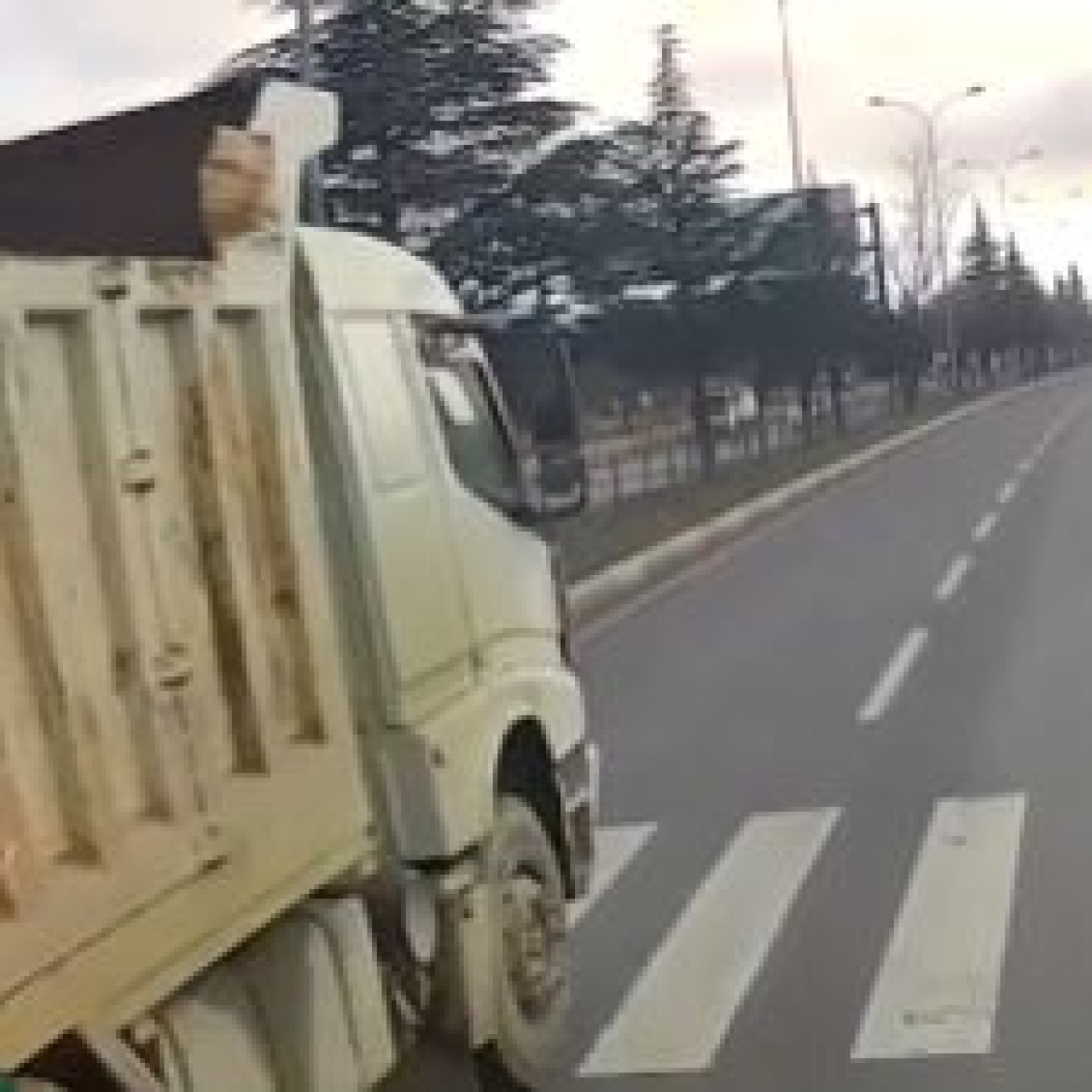 Yaya geçidinde facianın eşiğinden dönüldü!