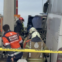 Otobüs otomobili böyle biçti