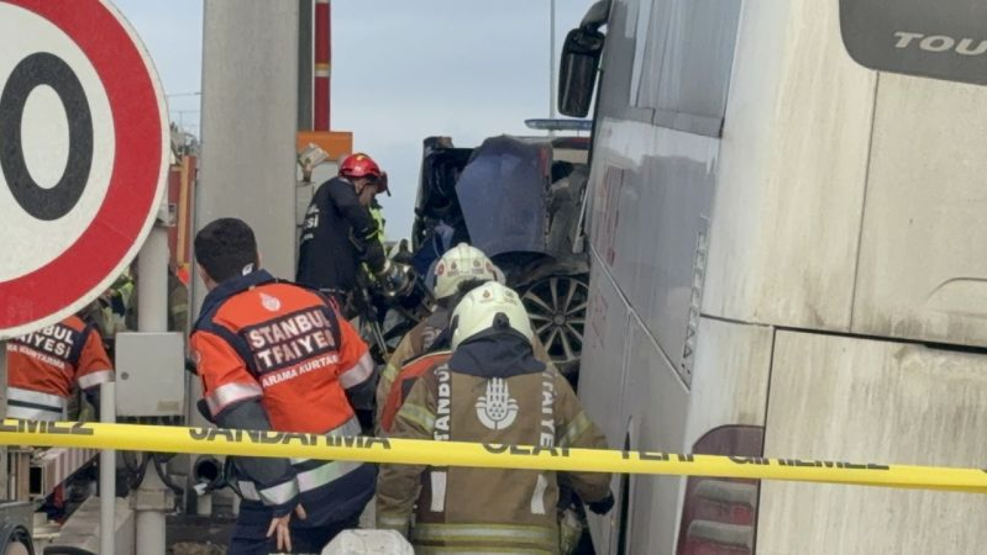 Yolcu otobüsünün otomobile çarpması sonucu 2 kişinin öldüğü kaza kamerada