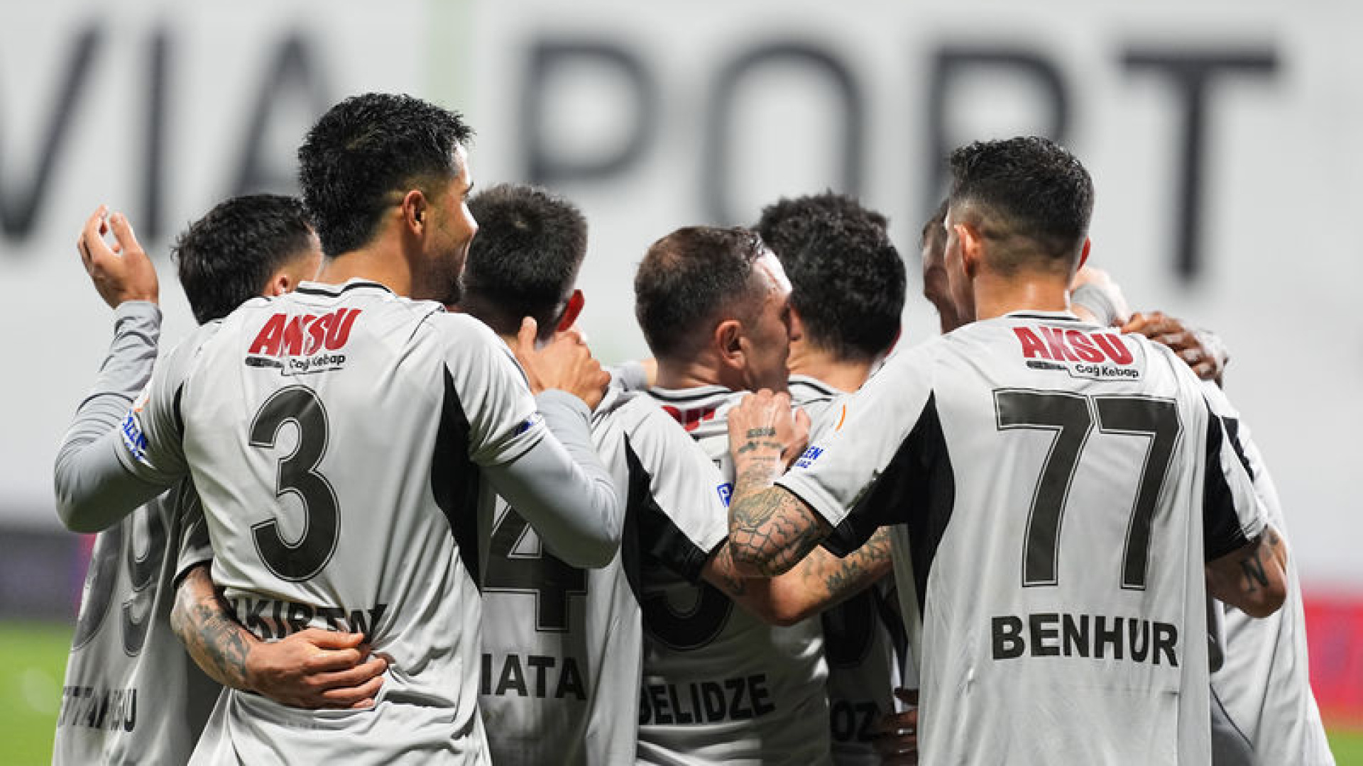 Erzurumspor FK, Pendikspor'u 2-1 Yenerek Liderliğe Yükseldi