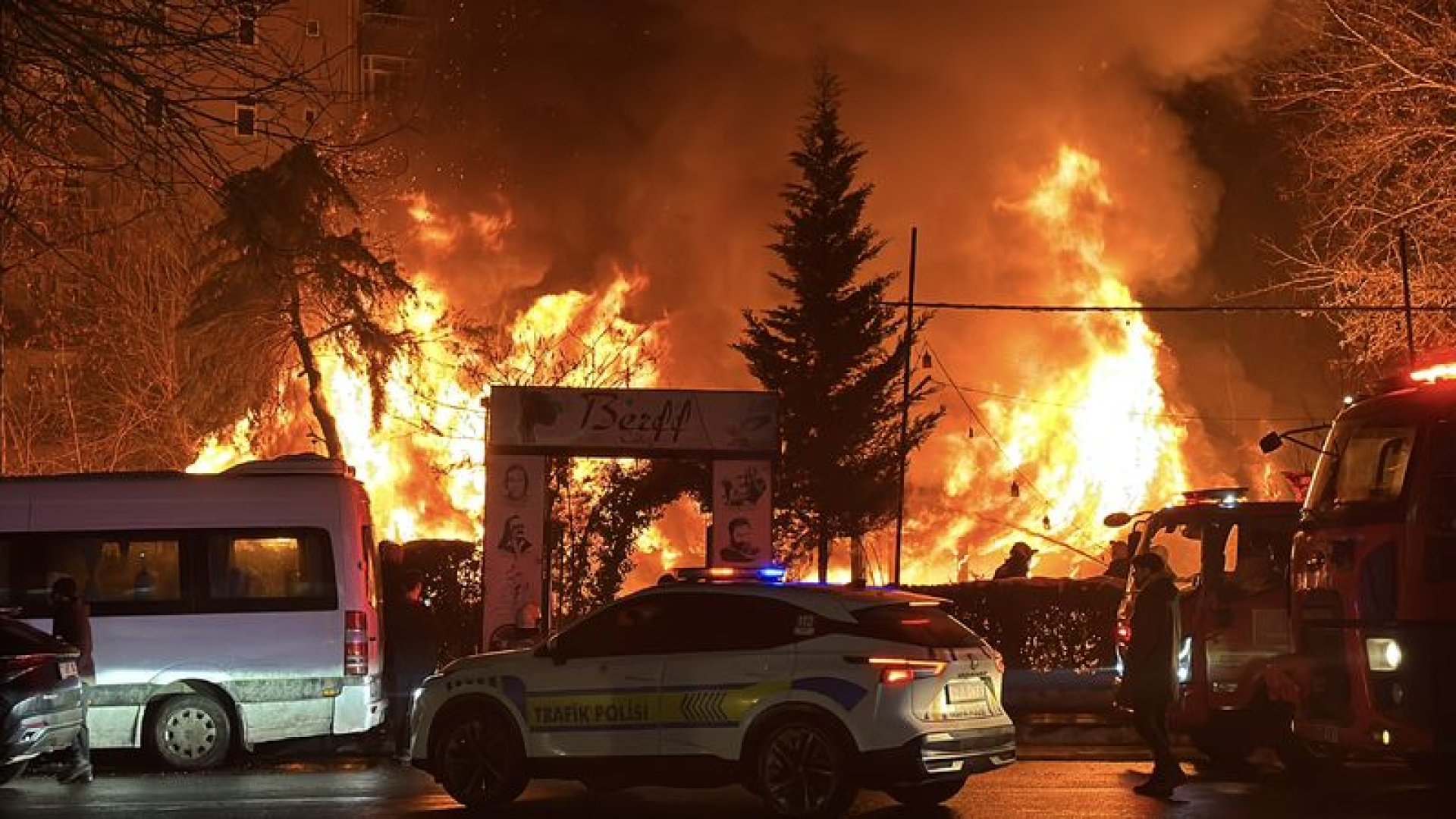 Diyarbakır'da Kafede Çıkan Yangın İtfaiye Ekiplerince Kontrol Altına Alındı