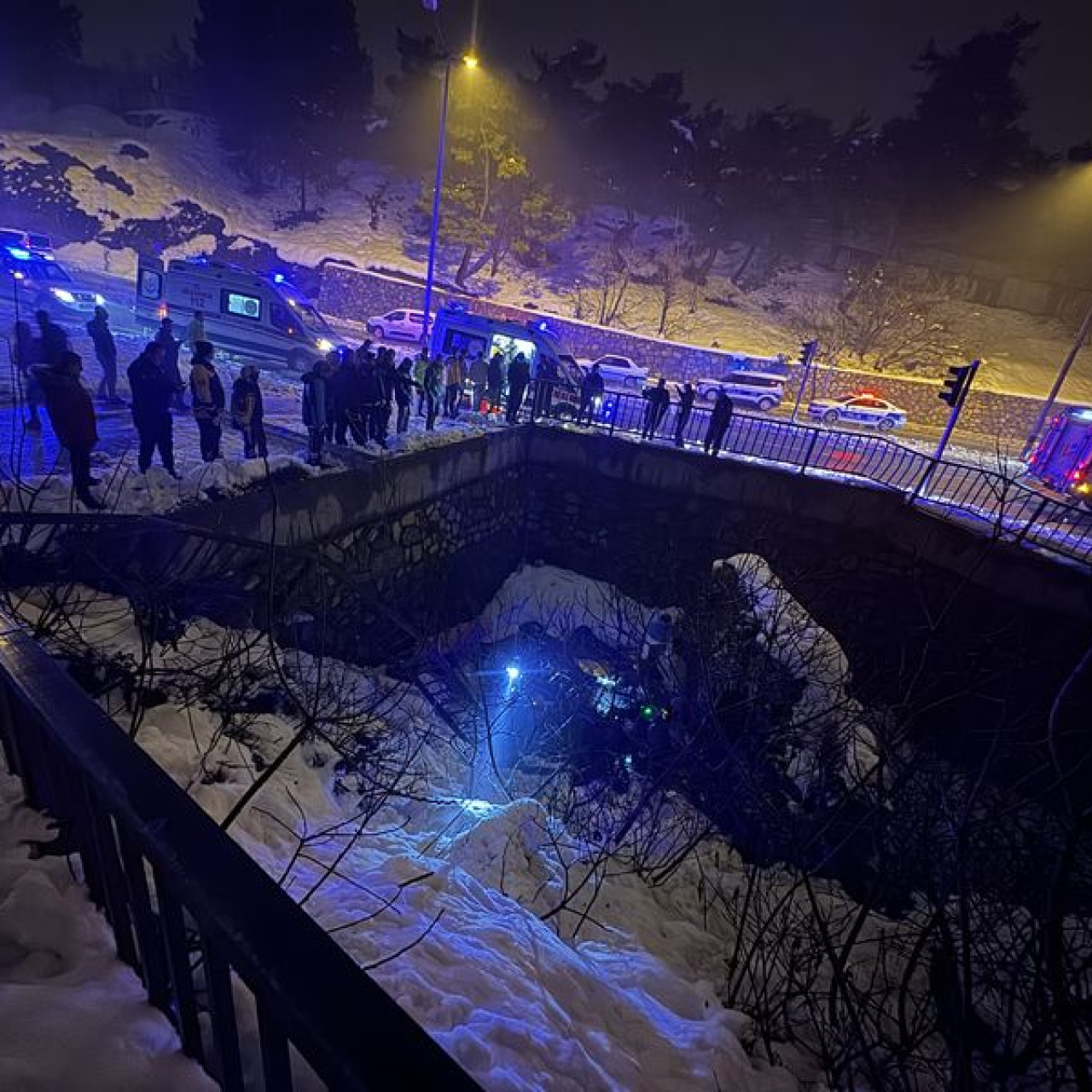 Otomobil köprüden düştü: 5 yaralı