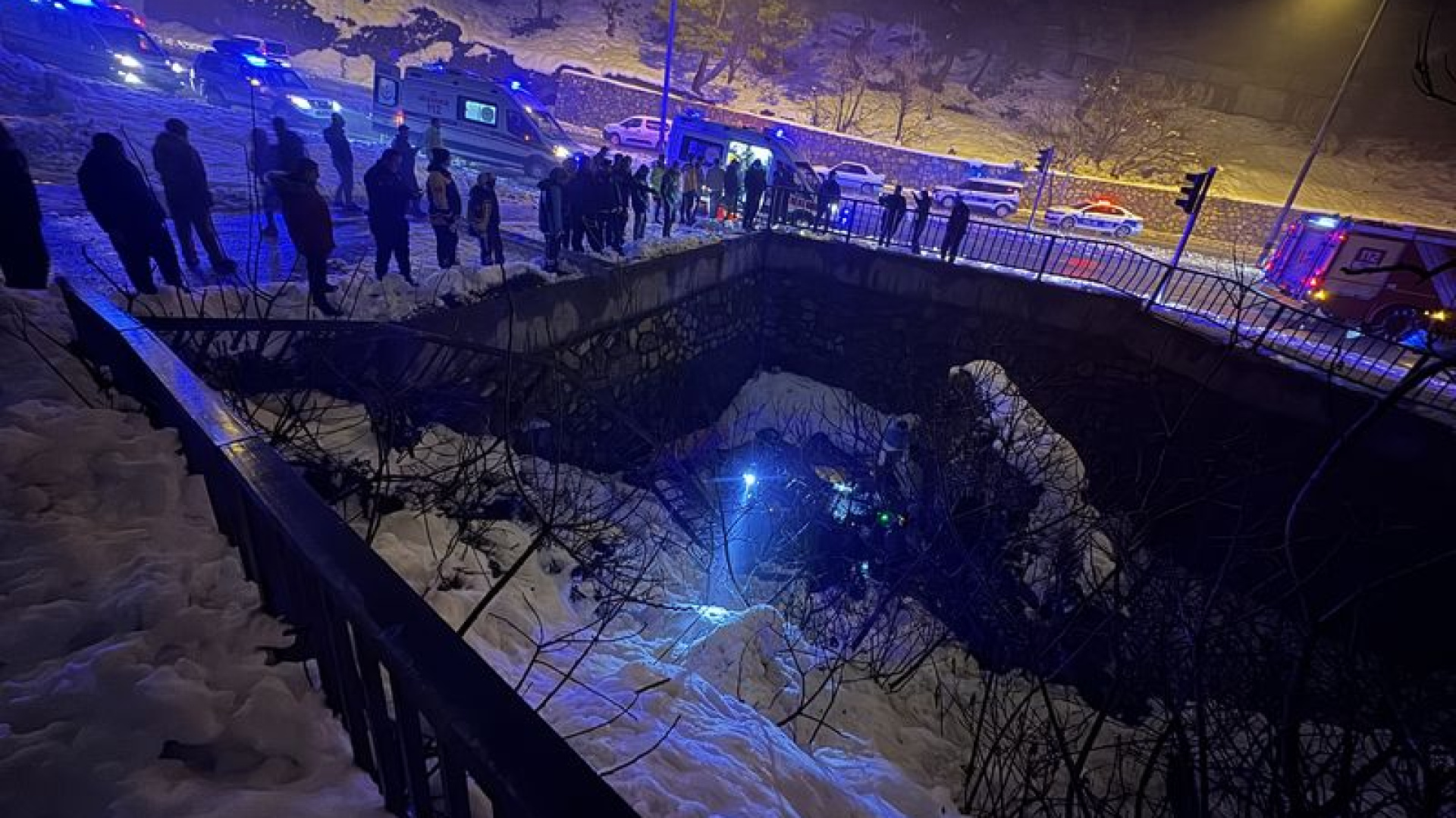 Kahramanmaraş'ta Köprüden Düşen Otomobilde 5 Kişi Yaralandı, 1'i Ağır Durumda