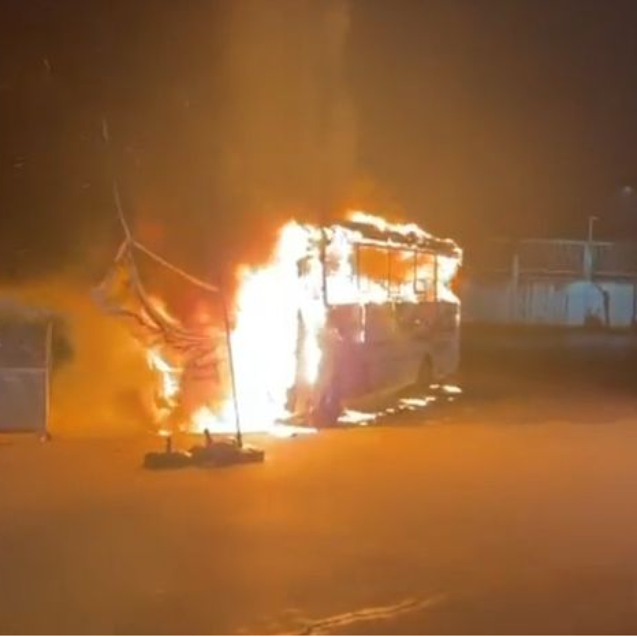 Kapıkule'de yolcu otobüsü alev alev yandı