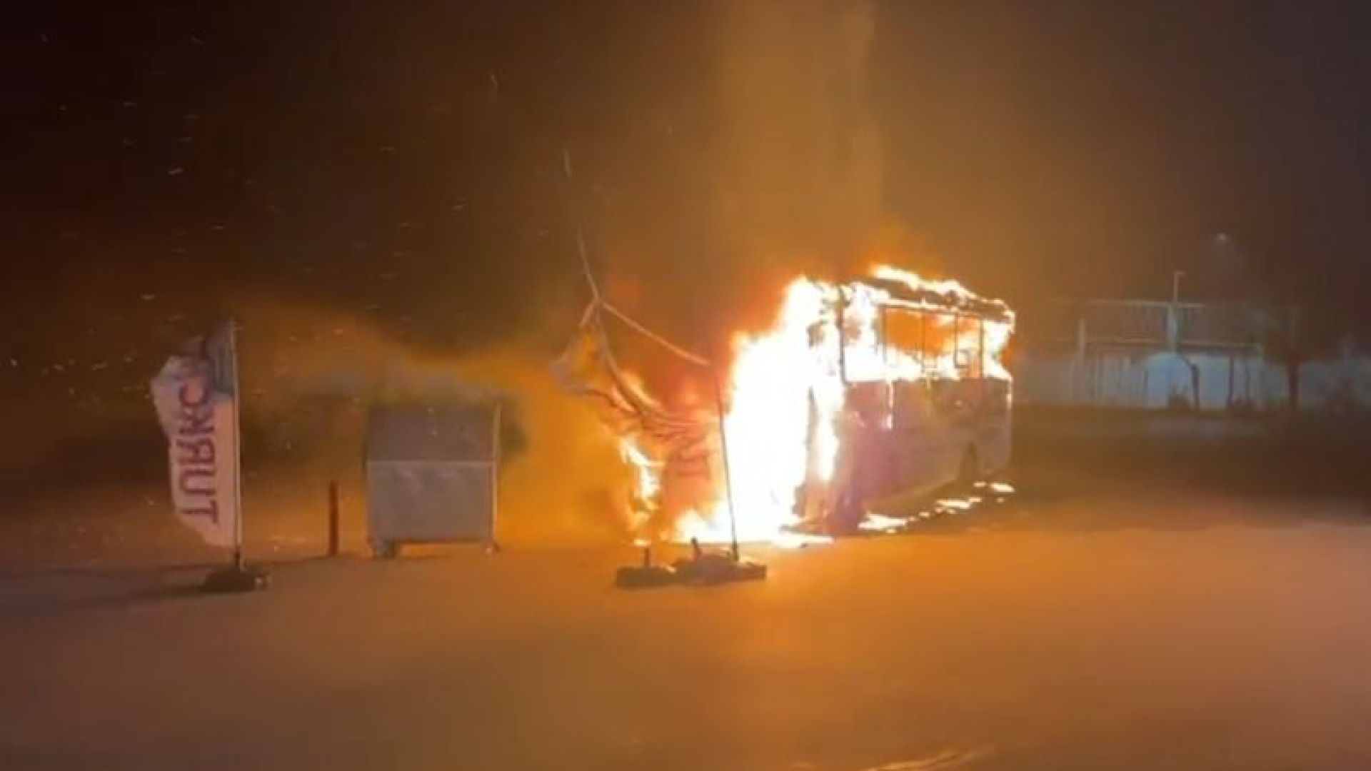 Kapıkule'de Yolcu Otobüsü Alev Alev Yanarak Kullanılamaz Hale Geldi
