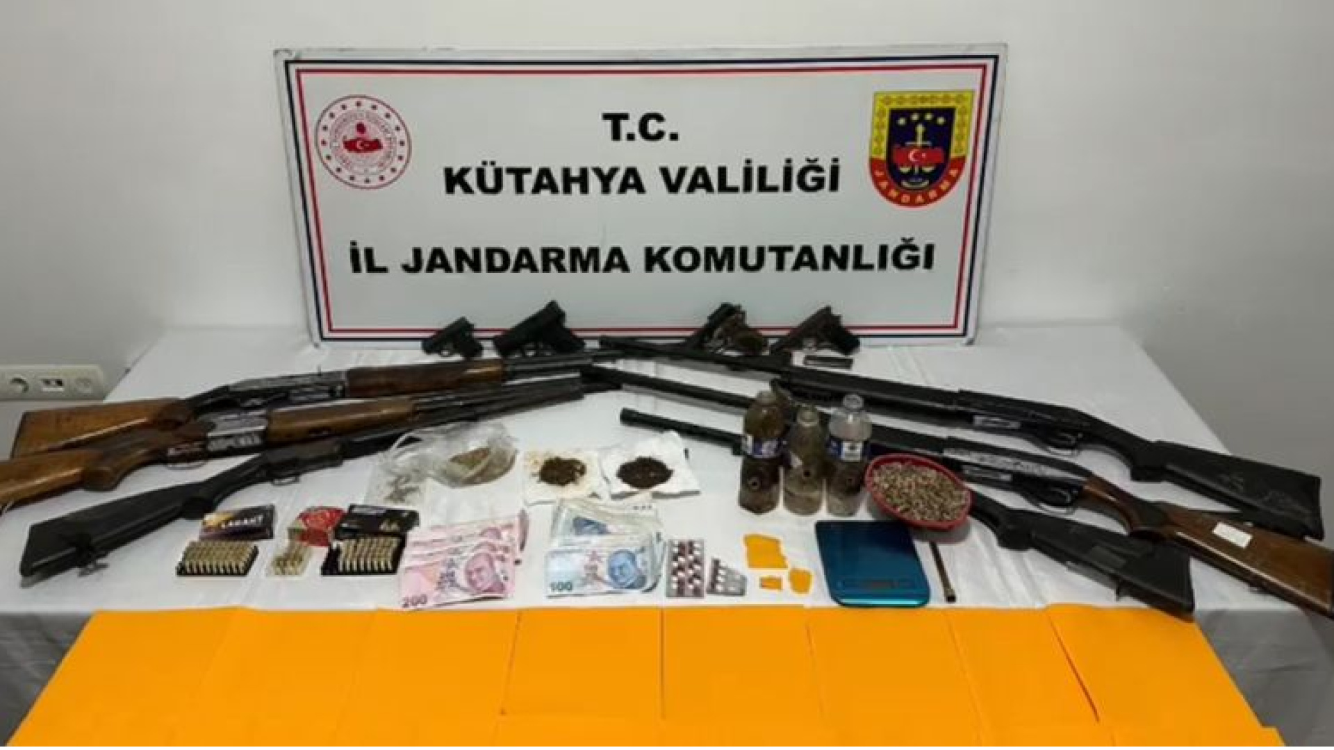 Kütahya'da Uyuşturucu ve Silah Operasyonu: 14 Şüpheli Gözaltında