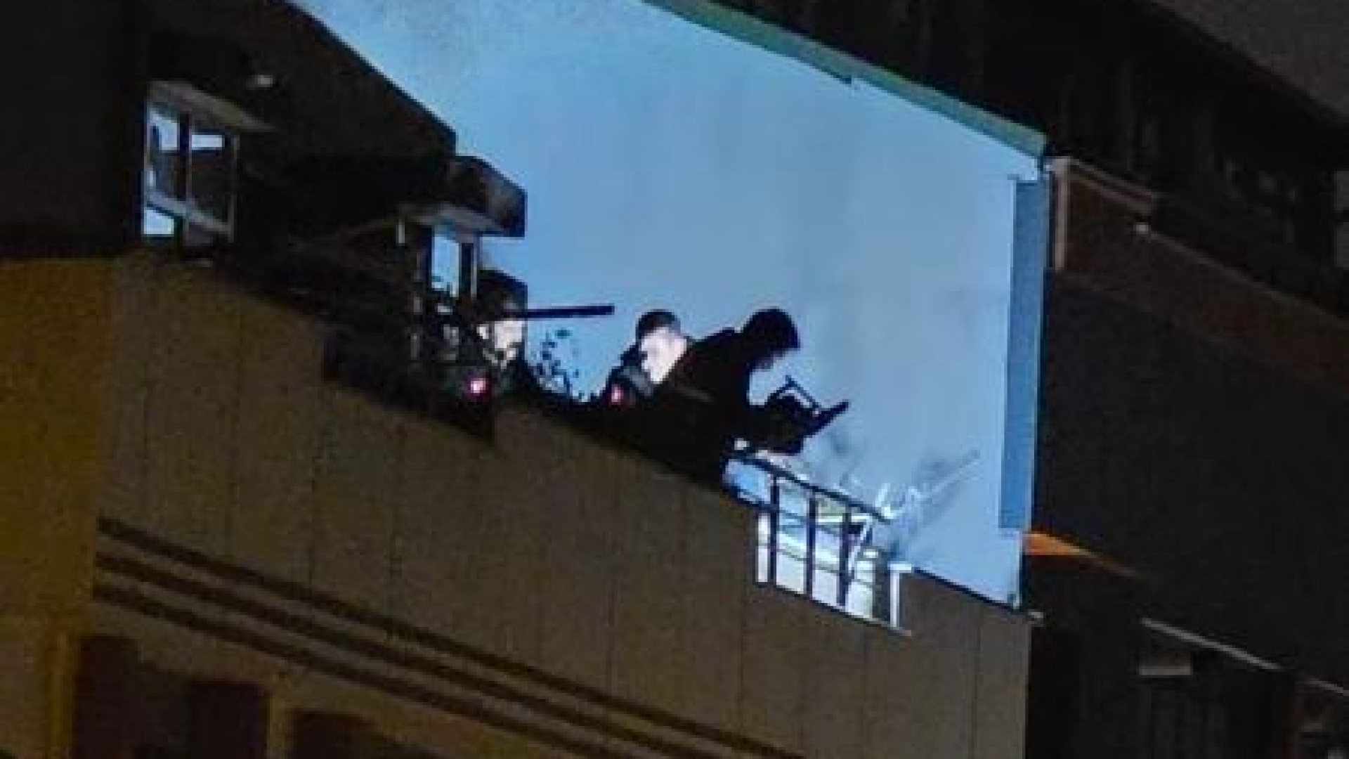 İstanbul'da çatı katından düşen adam hayatını kaybetti | Son dakika haberleri