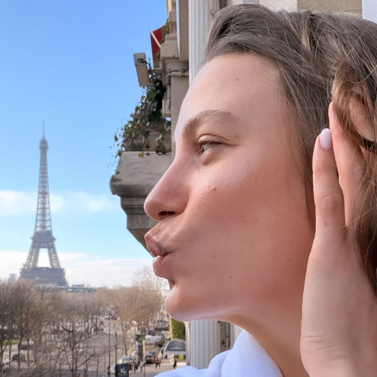 Serenay'dan Eyfel'e öpücük