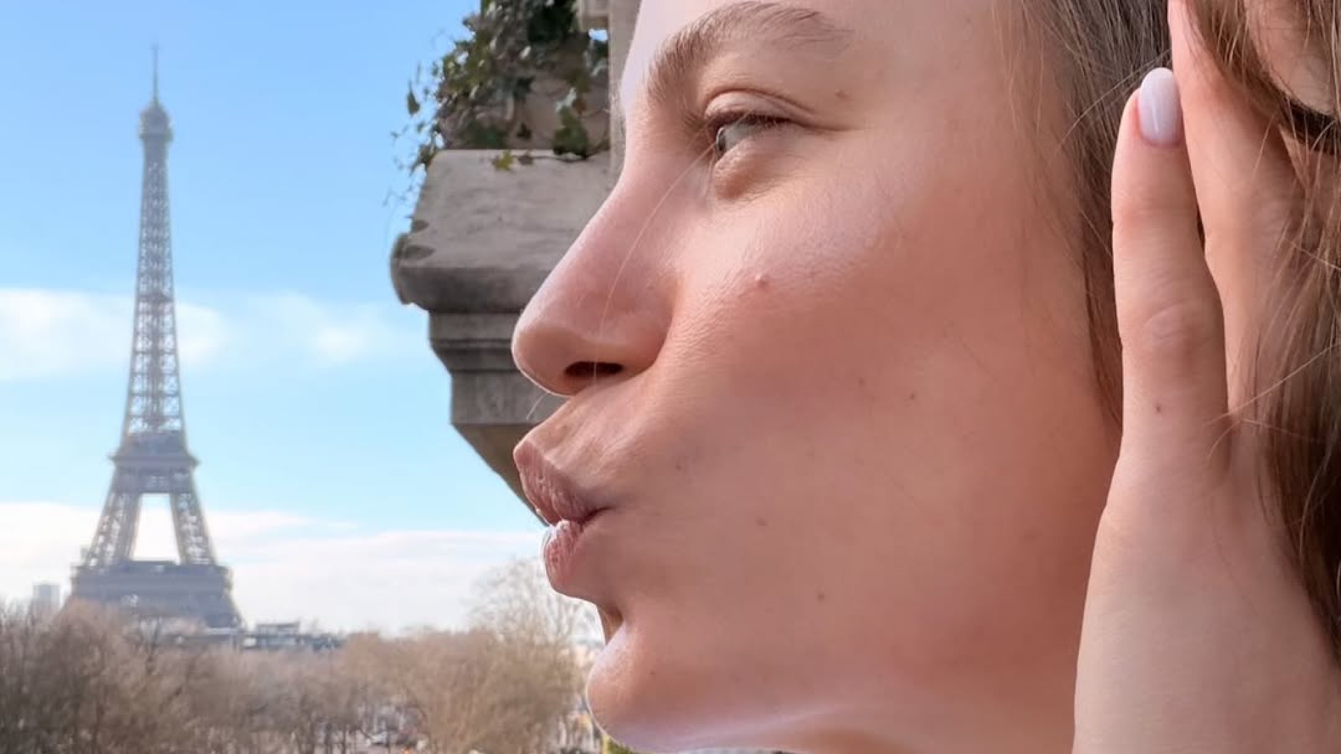 Serenay Sarıkaya'dan Eyfel Kulesi'ne öpücük